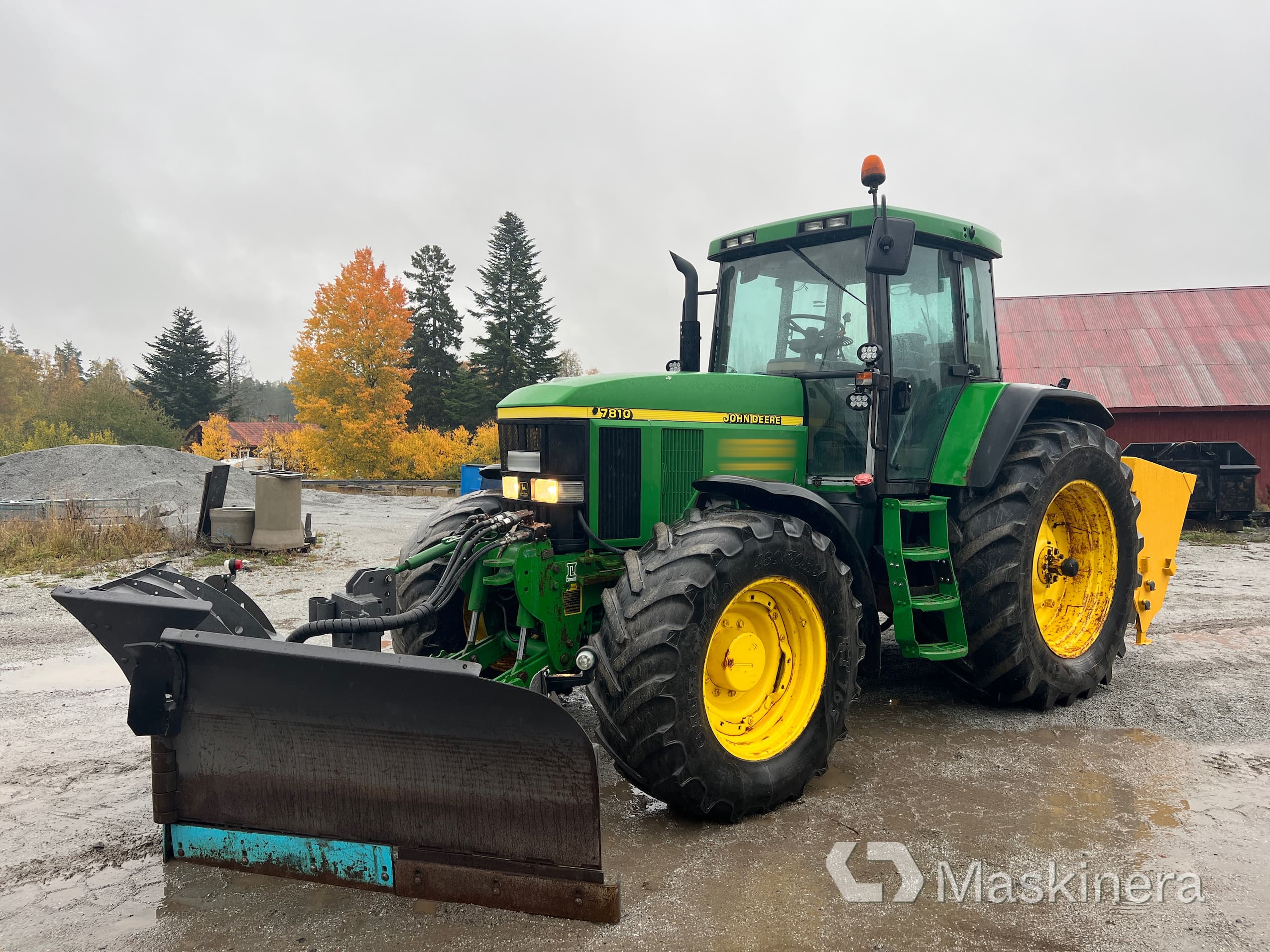 Traktor John Deere 7810 med snöutrustning