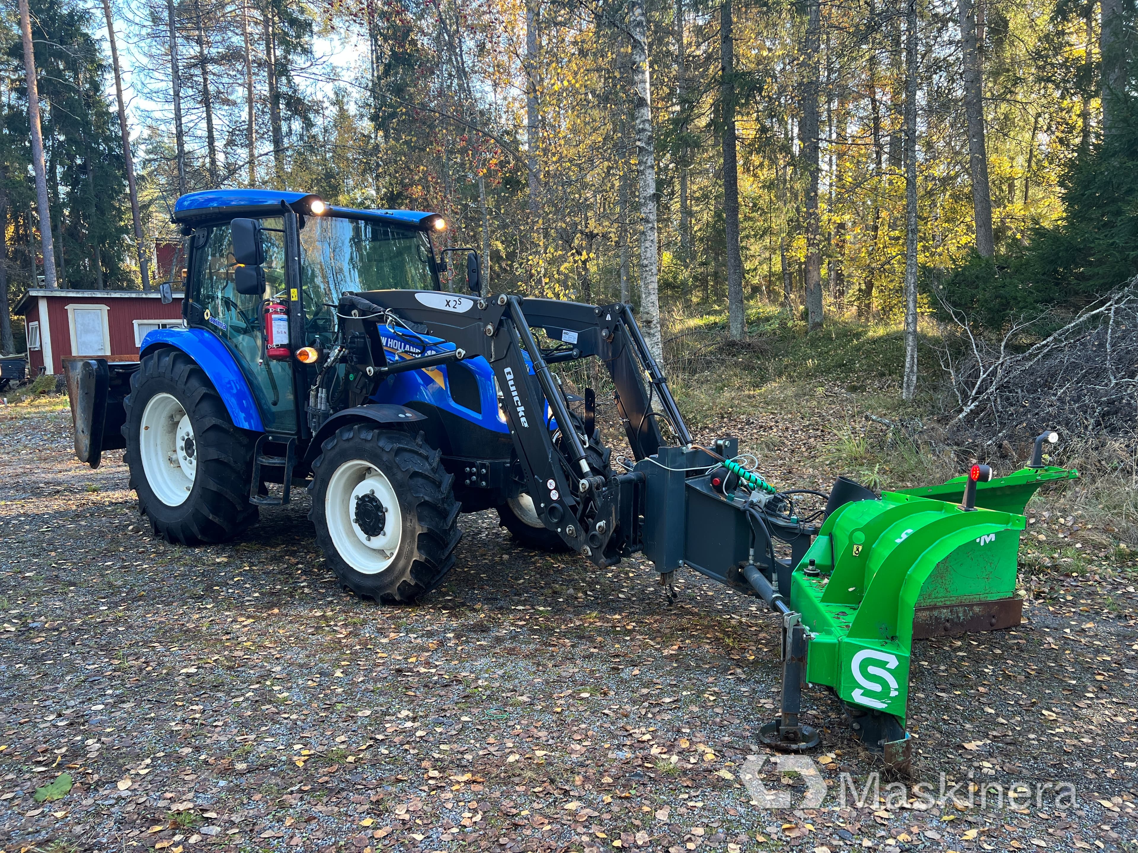 Traktor New Holland T4.65S med frontlastare och redskap