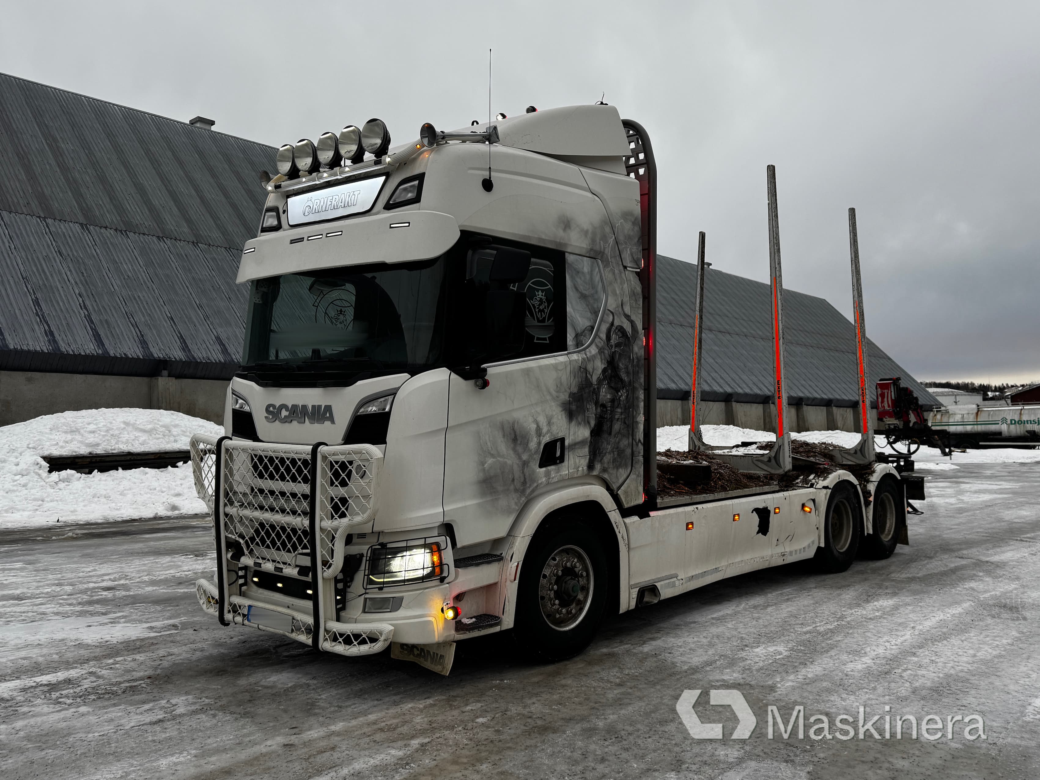 Timmerekipage Scania R650B med kran och HLM Släp