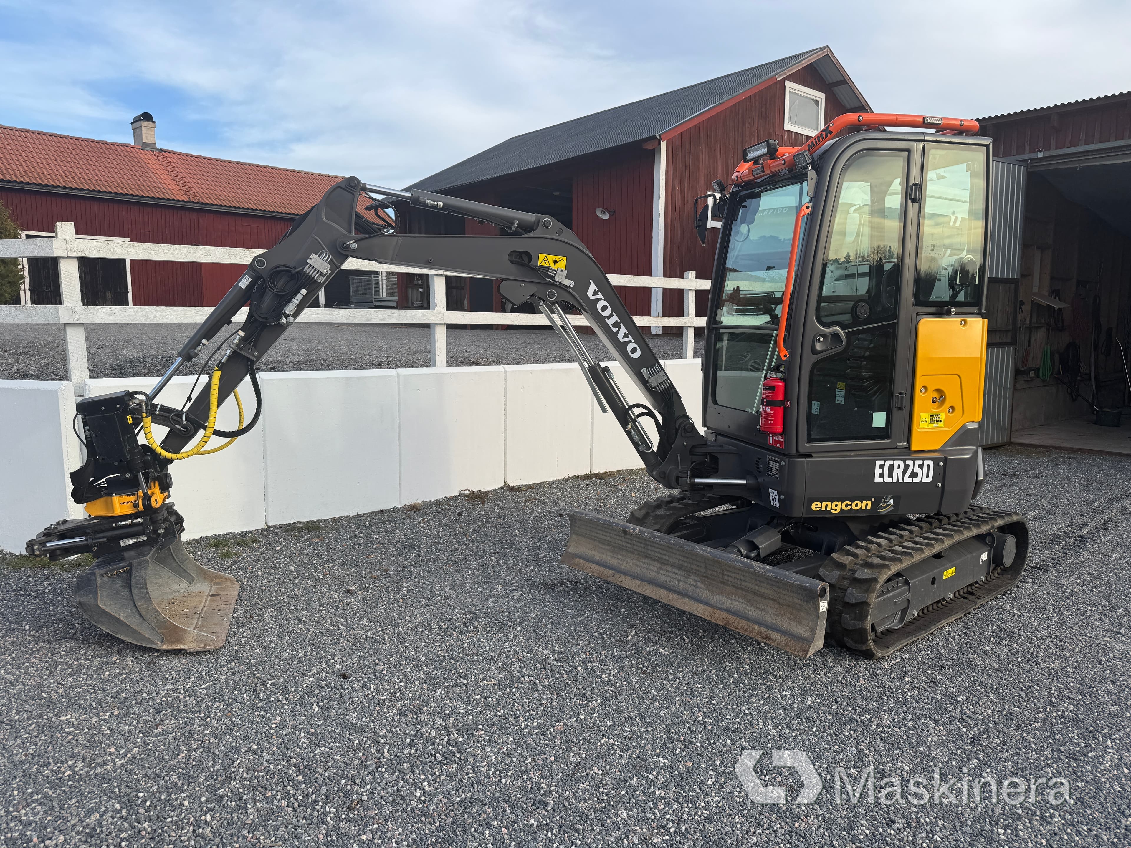 Grävmaskin Volvo ECR25D med släp