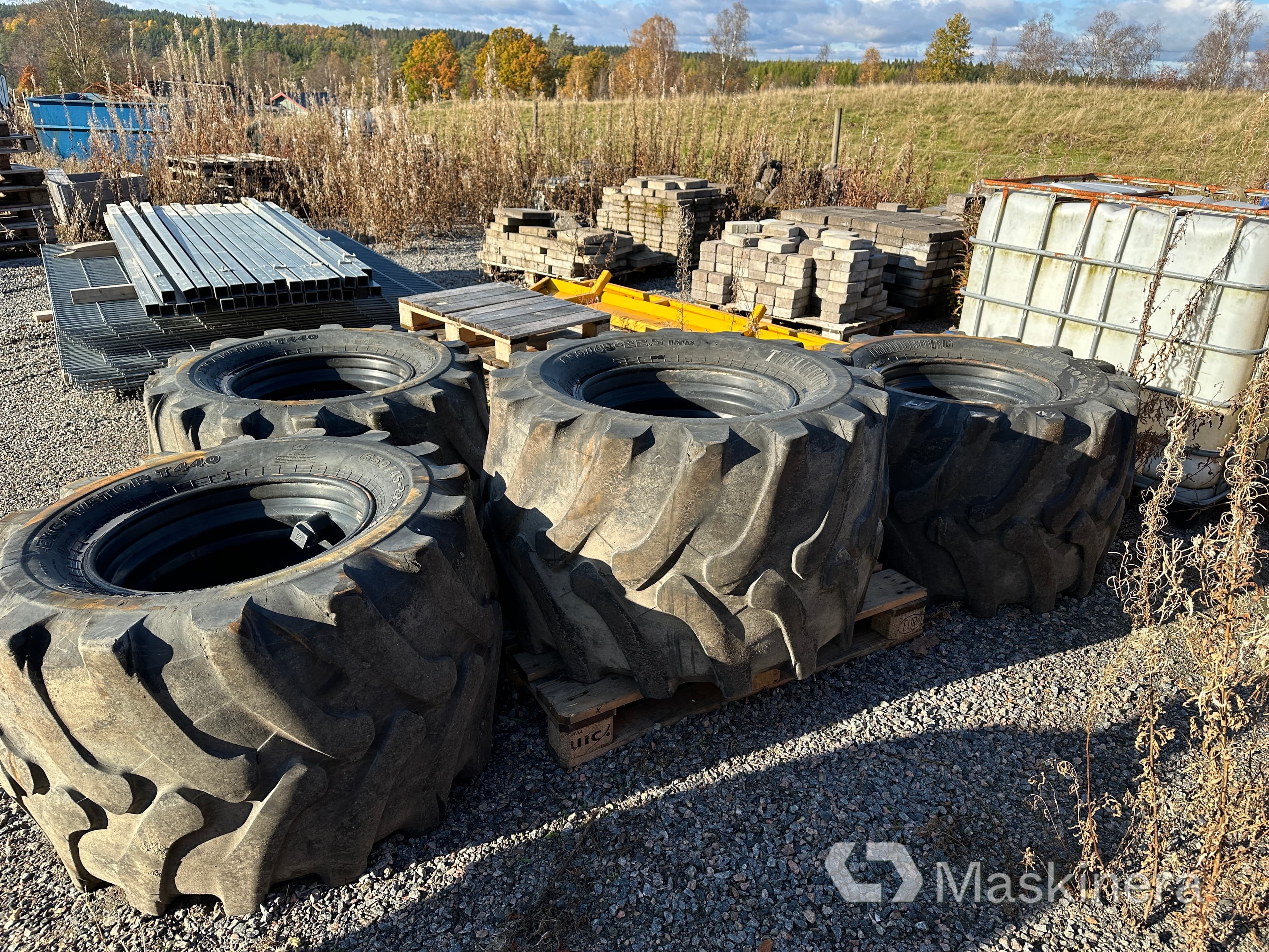 Däck till grävmaskin Trelleborg T440  PU-massiv