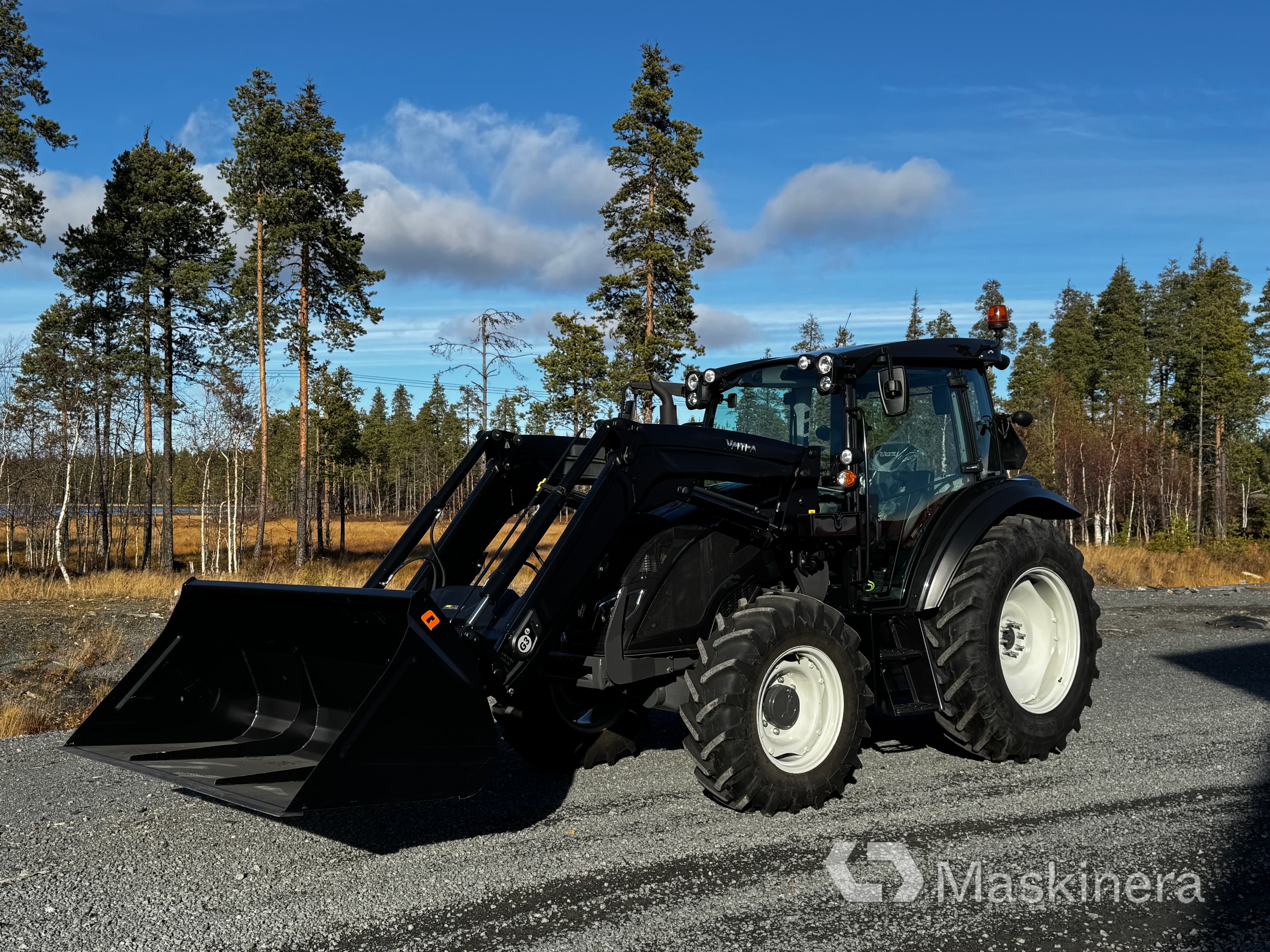 Traktor Valtra A84 SH med redskap