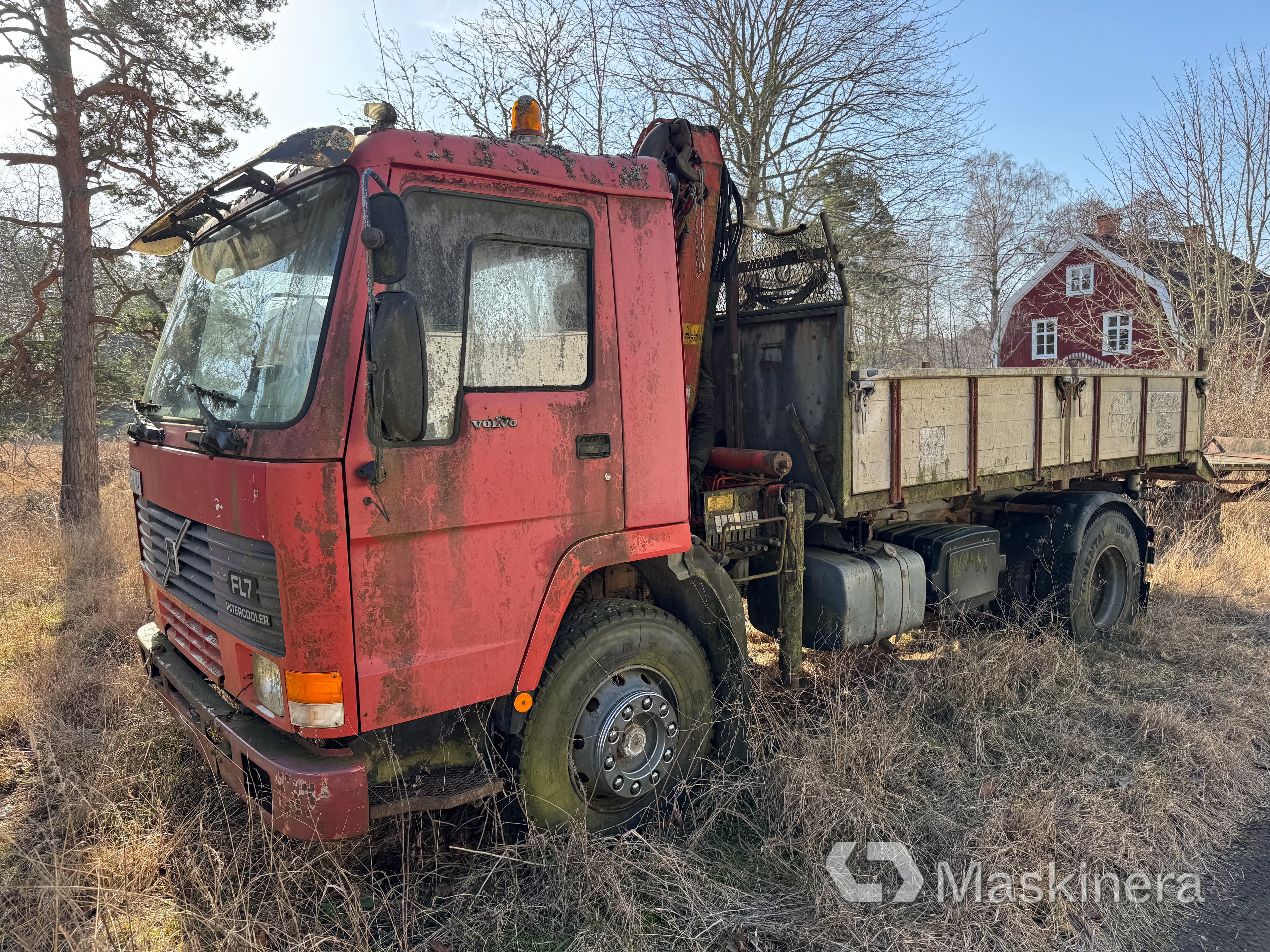 Kranbil med tippflak Volvo FL7 4X2 Renoveringsobjekt