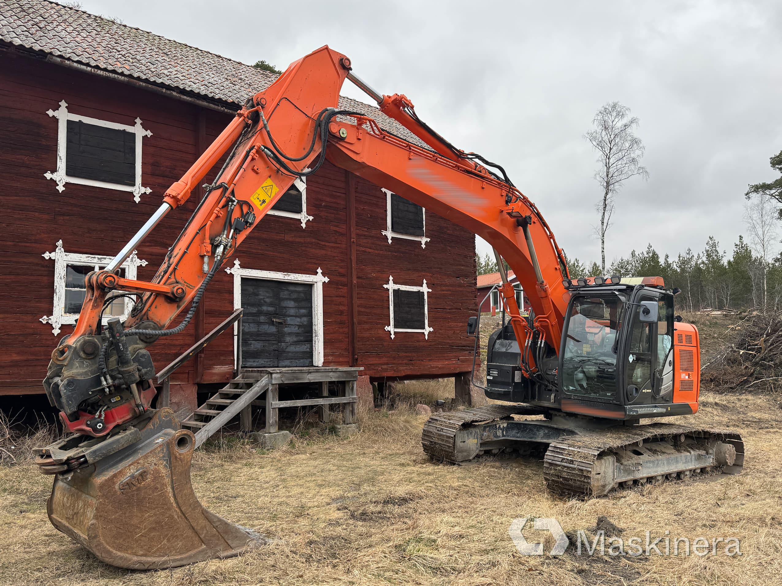 Grävmaskin Hitachi ZX225USLC-5B med redskap