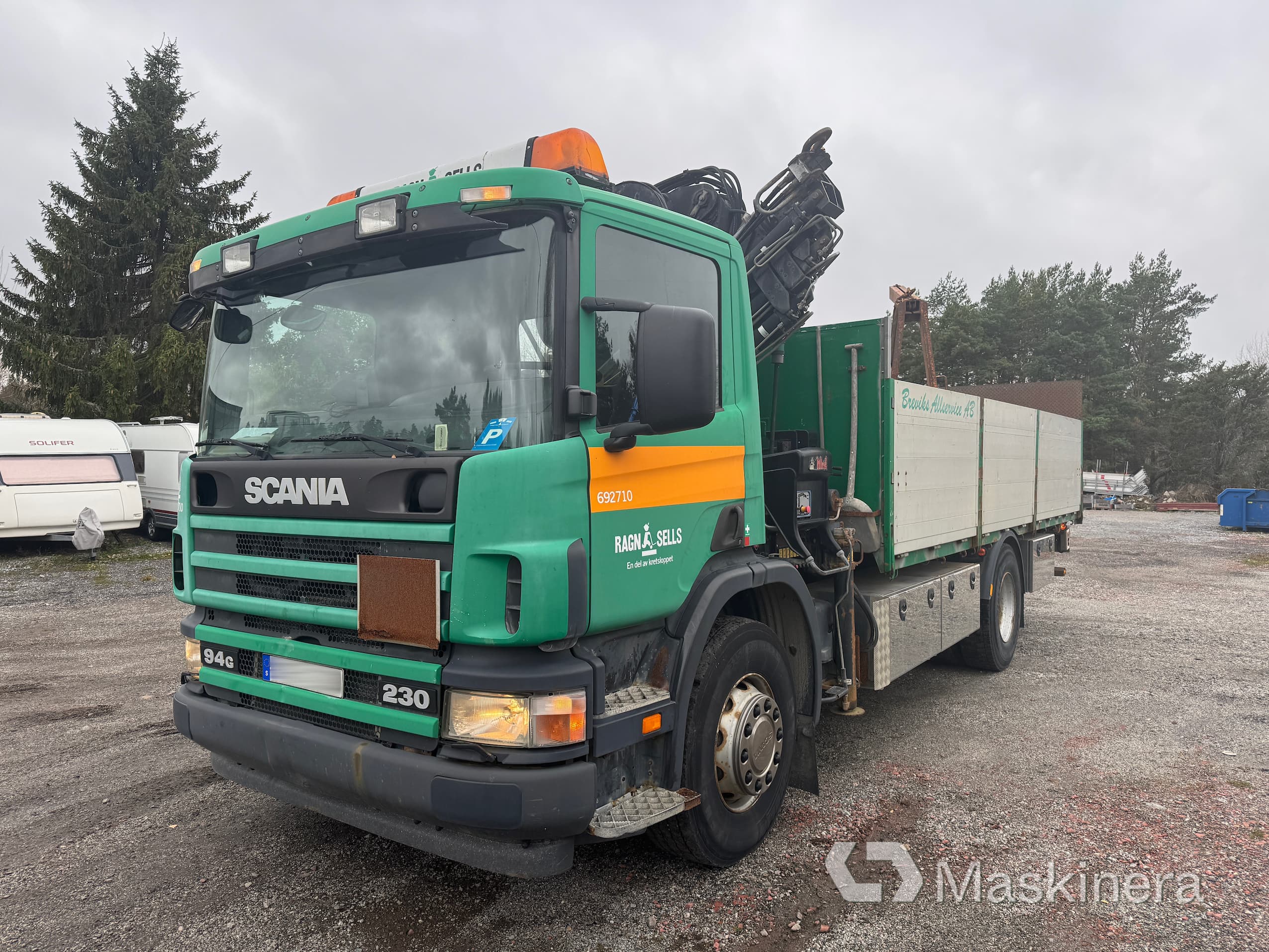 Kranbil Scania P94FB4X2NZ230 med HIAB kran