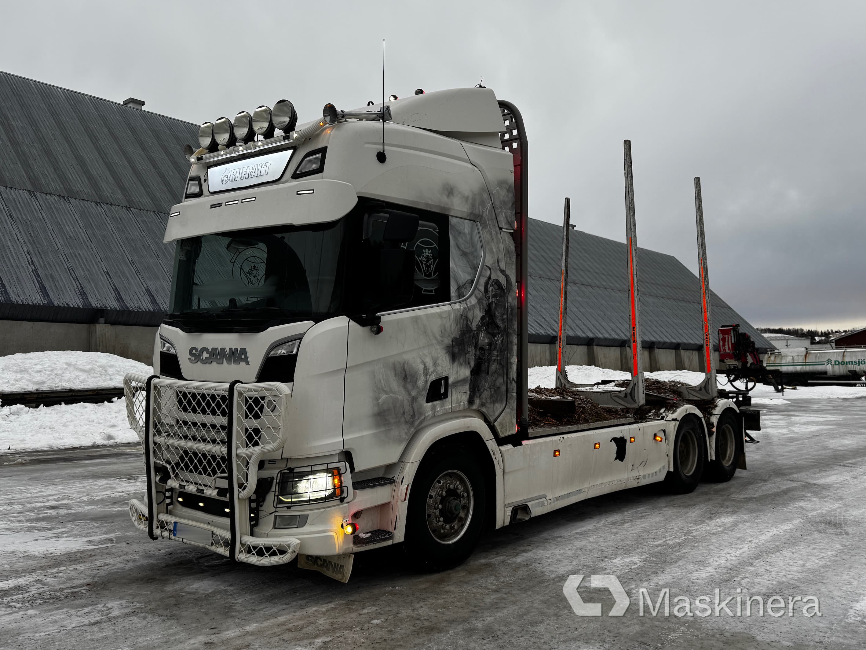 Timmerekipage Scania R650B med kran och HLM Släp