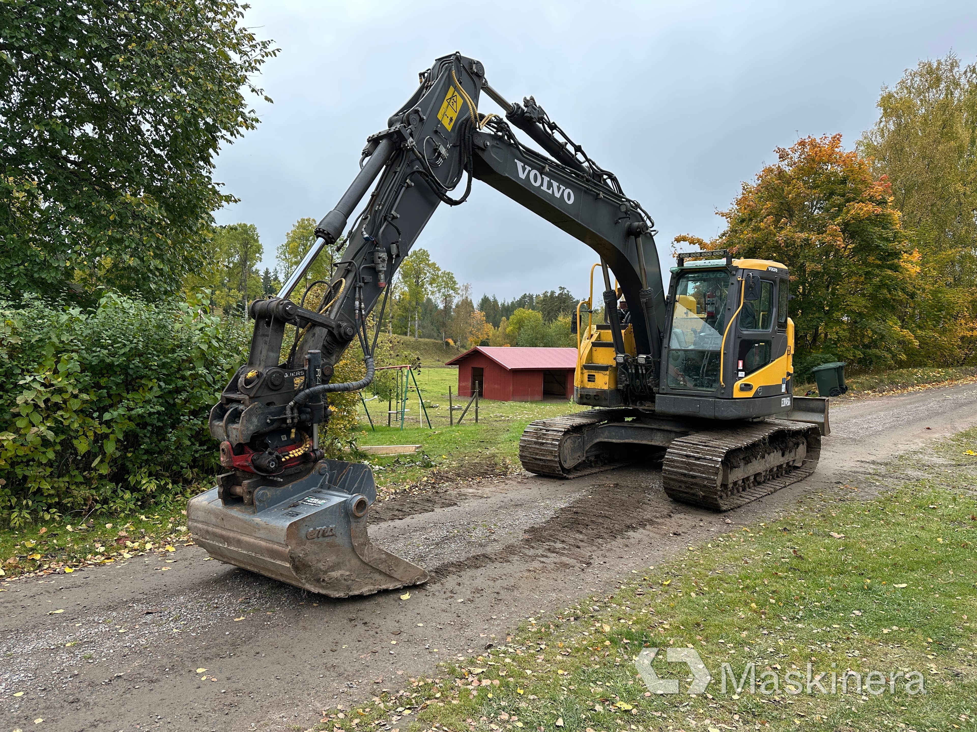 Grävmaskin Volvo ECR 145DL med låga timmar och redskap     